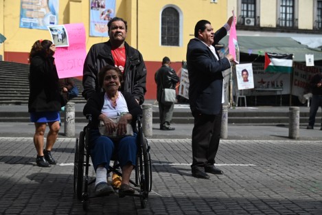 En compañía de su supesto abogado una mujer que fue atropellada bloqueo  por algunos minutos la calle de Enríquez  para denunciar que el responsable no se ha hecho cargo de gastos médicos. Finalmente personal de política regional logró dialogar para que se retiraran a sus oficinas.