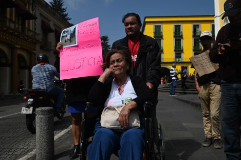 En compañía de su supesto abogado una mujer que fue atropellada bloqueo  por algunos minutos la calle de Enríquez  para denunciar que el responsable no se ha hecho cargo de gastos médicos. Finalmente personal de política regional logró dialogar para que se retiraran a sus oficinas.