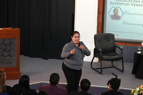 Claudia Tello asistió este martes a las instalaciones del Colegio de Veracruz (COLVER), donde impartió una conferencia magistral para jóvenes.