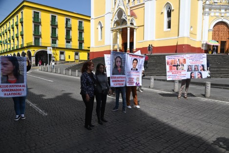 Stephanie López Tenorio junto con su familia, bloquearon por algunos minutos la calle Enríquez para denunciar la violencia doméstica que sufrió por parte de su ex pareja Pedro Arturo H. P. y que a la fecha no ha recibido justicia. 