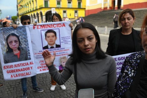 Stephanie López Tenorio junto con su familia, bloquearon por algunos minutos la calle Enríquez para denunciar la violencia doméstica que sufrió por parte de su ex pareja Pedro Arturo H. P. y que a la fecha no ha recibido justicia. 