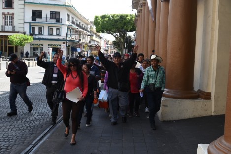 Para mostrar músculo político, Juan Piedra caminó en compañía de sus agremiados en los pasillos de Palacio de Gobierno y Palacio municipal previo a su reunión con autoridades municipales. 