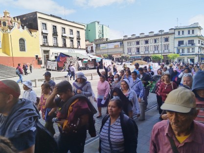 Para mostrar músculo político, Juan Piedra caminó en compañía de sus agremiados en los pasillos de Palacio de Gobierno y Palacio municipal previo a su reunión con autoridades municipales. 