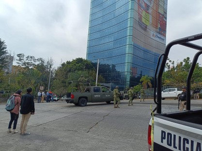 La mañana de este jueves se reportó una intensa movilización policíaca en el Boulevard Cristóbal Colón 5, debido a una supuesta amenaza de bomba en la Torre Ánimas. Personal de la Policía Estatal, Fuerza Civil, Municipal y Protección Civil Municipal desalojaron a las personas de dicho edificio.