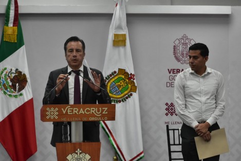El gobernador Cuitláhuac García Jiménez pidió a la población de Huatusco y alrededores no caer en el juego político de Víctor Serralde Martínez, a quien no mencionó directamente pero mostró un video en el que dicho candidato del PAN a diputado federal dice estar al frente de los bloqueos en la carretera federal.