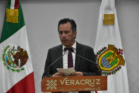 El gobernador Cuitláhuac García expresó: Quisiéramos tener todo el dinero para que en un solo sexenio logremos revertir 30 años de abandono, ante las protestas por carreteras en mal estado. Defendió que se hace un enorme esfuerzo y qué sí se han reparado los caminos de la entidad.