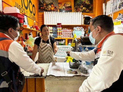 Entre las actividades preventivas en marcha, el personal de salud realiza visitas de orientación, levantamiento de cédulas de evaluación de riesgos, saneamiento básico, fomento sanitario, vigilancia del manejo higiénico de alimentos, así como supervisión de sistemas de abastecimiento de agua para uso y consumo humano. 