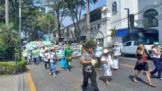 Luego de caminar por varias calles, la Marcha por el Agua se concentró en la Plaza Lerdo, donde activistas y ciudadanos advirtieron que los tandeos exhiben que la falta de agua es una situación de emergencia.