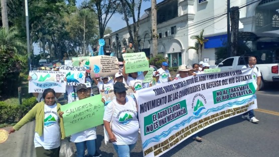 Luego de caminar por varias calles, la Marcha por el Agua se concentró en la Plaza Lerdo, donde activistas y ciudadanos advirtieron que los tandeos exhiben que la falta de agua es una situación de emergencia.