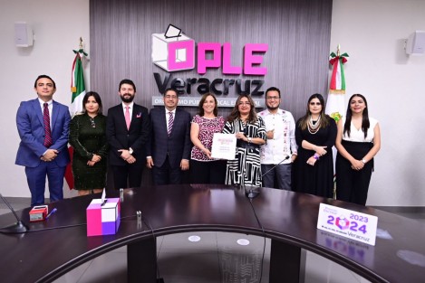 Rocío Nahle se registró ante el OPLEcomo candidata a la gubernatura por la coalición Sigamos Haciendo Historia, que integran Morena, PVEM y PT.