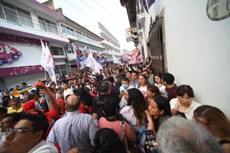 Una vez que se llevó a cabo la ceremonia protocolaria donde recibió el acta como candidata de la coalición Sigamos haciendo historia en Veracruz, Rocío Nahle emitió un mensaje oficial para después dirigirse ante la ola de personas que esta tarde la acompañaron en tan significativa ceremonia. 