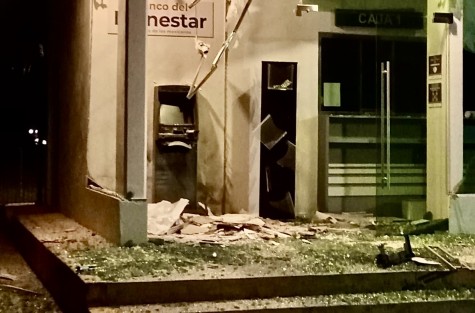 La madrugada de este sábado, en Cosautlán de Carvajal, Ver., un cajero del Banco del Bienestar sufrió un intento de robo, al ser atacado con explosivos, sin embargo los delincuentes no lo consiguieron y sí explotaron también los cristales de la sucursal adjunta.