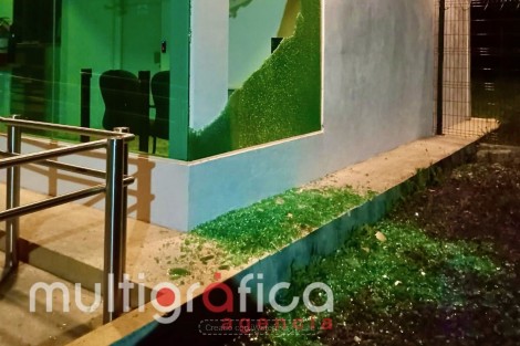 La madrugada de este sábado, en Cosautlán de Carvajal, Ver., un cajero del Banco del Bienestar sufrió un intento de robo, al ser atacado con explosivos, sin embargo los delincuentes no lo consiguieron y sí explotaron también los cristales de la sucursal adjunta.