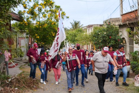 La tarde de este sábado, el aspirante al Senado por el partido Morena, Manuel Huerta, caminó el Predio tres del municipio de Veracruz. El pueblo sabe que la respuesta está en nuestro movimiento, aseguró el político. 