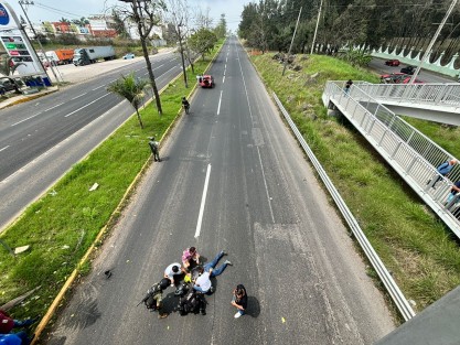 Un fuerte accidente se registró este lunes frente al batallón de infantería carretera federal Veracruz- Xalapa. Un motociclista se estrelló contra un vehículo quedando gravemente herido. 