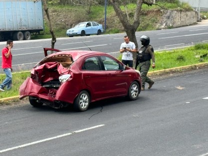 Un fuerte accidente se registró este lunes frente al batallón de infantería carretera federal Veracruz- Xalapa. Un motociclista se estrelló contra un vehículo quedando gravemente herido. 