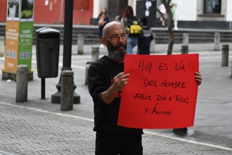 Un hombre recordó a los transeúntes del centro de Xalapa que hoy se celebra para algunos el Día del Hombre, aunque a nivel internacional el día es el 19 de noviembre. 