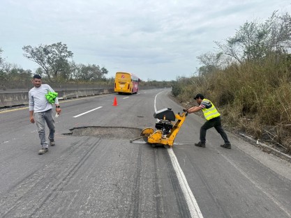 Ya está siendo rehabilitada el tramo de la carretera 140 que va de Xalapa - Veracruz por parte de la Secretaría de Infraestructura, Comunicaciones y Transportes (SICT), ante las quejas generadas este fin de semana por automovilistas que se vieron afectados por baches en tramos específicos.