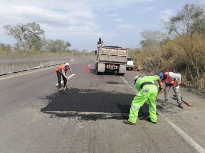 Ya está siendo rehabilitada el tramo de la carretera 140 que va de Xalapa - Veracruz por parte de la Secretaría de Infraestructura, Comunicaciones y Transportes (SICT), ante las quejas generadas este fin de semana por automovilistas que se vieron afectados por baches en tramos específicos.