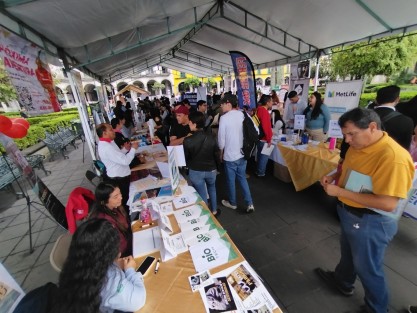En el parque Juárez de la ciudad de Xalapa   Feria Nacional de Empleo para Mujeres. Estará hasta las 14:00 horas
