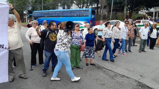 Jubilados iniciaron bloqueos intermitentes en la avenida Lázaro Cárdenas, frente a la SEV a modo  de presionar a las autoridades para que les cumplan diversas demandas. En sus mantas hicieron alusión a la afectación a sus pensiones al calcular las mismas en UMAS y no en salarios mínimos. 
