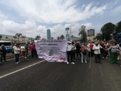 Jubilados iniciaron bloqueos intermitentes en la avenida Lázaro Cárdenas, frente a la SEV a modo  de presionar a las autoridades para que les cumplan diversas demandas. En sus mantas hicieron alusión a la afectación a sus pensiones al calcular las mismas en UMAS y no en salarios mínimos. 