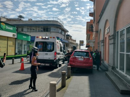 Luego  de chocar por alcance con el taxi marcado con número  económico 3602, un auto particular terminó sobre la banqueta en la calle Zaragoza casi esquina Nicolás Bravo, donde derribó 3 bolardos, en el centro de la Capital. Afortunadamente sólo hubo daños materiales. 