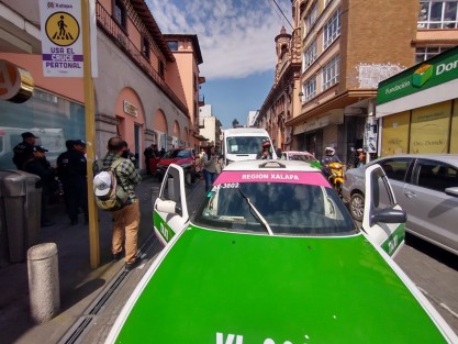 Luego  de chocar por alcance con el taxi marcado con número  económico 3602, un auto particular terminó sobre la banqueta en la calle Zaragoza casi esquina Nicolás Bravo, donde derribó 3 bolardos, en el centro de la Capital. Afortunadamente sólo hubo daños materiales. 