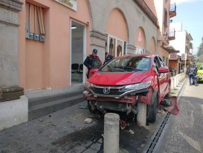 Luego  de chocar por alcance con el taxi marcado con número  económico 3602, un auto particular terminó sobre la banqueta en la calle Zaragoza casi esquina Nicolás Bravo, donde derribó 3 bolardos, en el centro de la Capital. Afortunadamente sólo hubo daños materiales. 