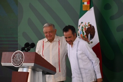  En su conferencia matutina desde Coatzacoalcos, el presidente Andrés Manuel López Obrador reiteró su total respaldo al gobernador Cuitláhuac García Jiménez, a quien se refirió como distinto a los exmandatarios de Veracruz por una razón: no es corrupto y eso en todo México es algo excepcional, único. 