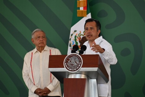 El gobernador Cuitláhuac García Jiménez informó al presidente Andrés Manuel López Obrador que la estrategia nacional de abrazos y no balazos, está dando resultados positivos en Veracruz, donde el homicidio doloso se ha reducido un 52% durante este sexenio, y las sentencias se han incrementado en un 439%. 