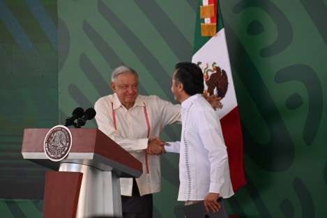  En su conferencia matutina desde Coatzacoalcos, el presidente Andrés Manuel López Obrador reiteró su total respaldo al gobernador Cuitláhuac García Jiménez, a quien se refirió como distinto a los exmandatarios de Veracruz por una razón: no es corrupto y eso en todo México es algo excepcional, único.