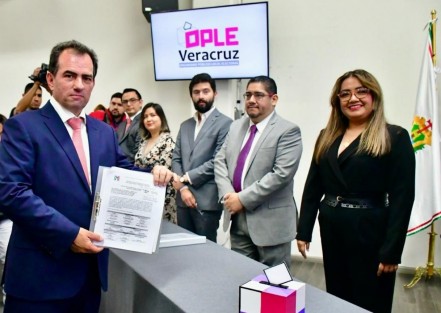 José Yunes Zorrilla acudió este sábado ante el Organismo Público Local Electoral (OPLE) a solicitar la constancia como candidato a gobernador del estado por la coalición Fuerza y Corazón por Veracruz, integrada por los partidos Revolucionario Institucional (PRI), Acción Nacional (PAN) y de la Revolución Democrática (PRD).


