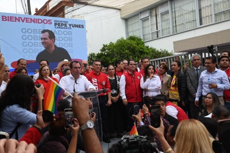 El priista llegó  llegó a la sede del OPLE, acompañado por los dirigentes nacionales y estatales de las tres fuerzas políticas que integran la coalición, e ingresó al salón donde, con el apoyo manifiesto de militantes y simpatizantes, compareció ante autoridades electorales.