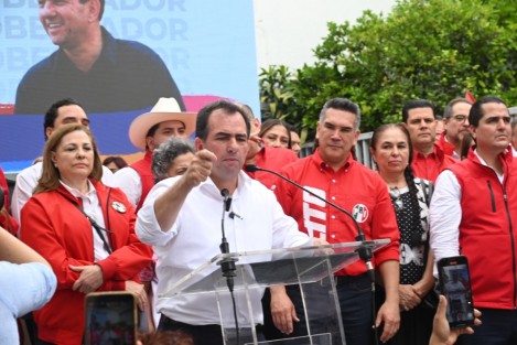 José Yunes dirigió un mensaje rotundo y firme a la sociedad veracruzana en el que dejó en claro que nadie puede condicionar los programas sociales a cambio del voto por un partido, ya que éstos no pertenecen a ningún partido político, son programas pagados con recursos de las y los ciudadanos y están en la Constitución federal.