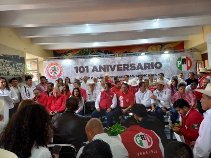 Más tarde los priistas se trasladaron a la Liga de Comunidades Agrarias, para conmemorar el 101 aniversario de esa organización campesina en Veracruz. 