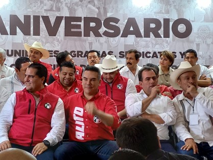 Más tarde los priistas se trasladaron a la Liga de Comunidades Agrarias, para conmemorar el 101 aniversario de esa organización campesina en Veracruz. 