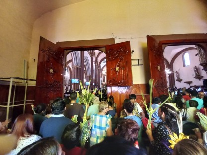 Abarrotada lució la Catedral de Xalapa durante la misa de mediodía oficiada tradicionalmente por el Arzobispo Jorge Carlos Patrón Wong, este Domingo de Ramos en que inició la Semana Santa.