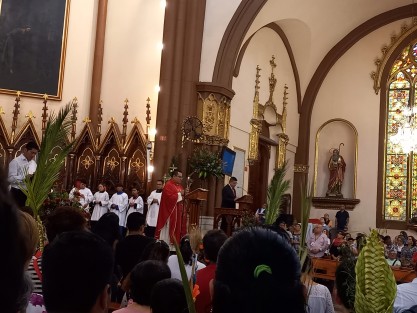Abarrotada lució la Catedral de Xalapa durante la misa de mediodía oficiada tradicionalmente por el Arzobispo Jorge Carlos Patrón Wong, este Domingo de Ramos en que inició la Semana Santa.