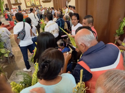 El calor y la gran cantidad de personas dentro de la Catedral, provocaron que al menos una persona de la tercera edad se sintiera mal durante la celebración. 