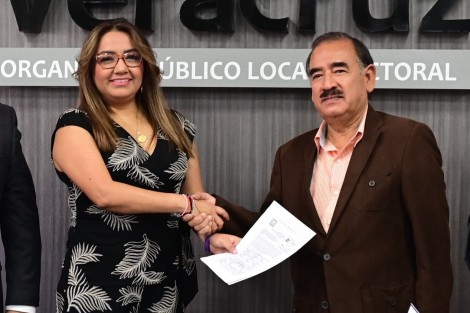 En ausencia del aspirante a candidato, el representante ante el OPLE de Movimiento Ciudadano acudió a solicitar el registro de su aspirante a la gubernatura Polo Deschamps Espino. 