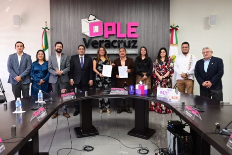 En ausencia del aspirante a candidato, el representante ante el OPLE de Movimiento Ciudadano acudió a solicitar el registro de su aspirante a la gubernatura Polo Deschamps Espino. 
