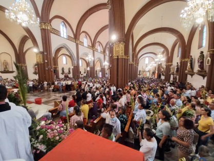Abarrotada lució la Catedral de Xalapa durante la misa de mediodía oficiada tradicionalmente por el Arzobispo Jorge Carlos Patrón Wong, este Domingo de Ramos en que inició la Semana Santa. 