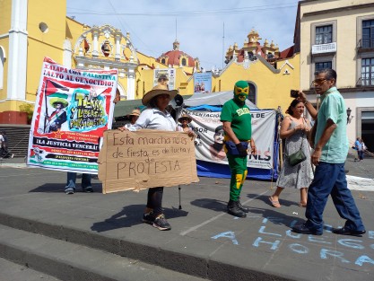 El Ecologista Universal inició su tradicional Vía Crucis, hacia la planta nucleoeléctrica Laguna Verde. El paso de los años es evidente en este hombre fiel a su preocupación por nuestro planeta.
