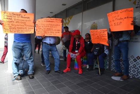 Extrabajadores de la Secretaría de Seguridad Pública se manifestaron frente a la torre de esta dependencia para exigir el pago de sus liquidaciones.