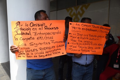 Extrabajadores de la Secretaría de Seguridad Pública se manifestaron frente a la torre de esta dependencia para exigir el pago de sus liquidaciones.