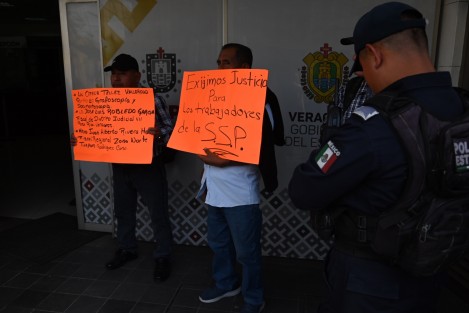 Extrabajadores de la Secretaría de Seguridad Pública se manifestaron frente a la torre de esta dependencia para exigir el pago de sus liquidaciones.
