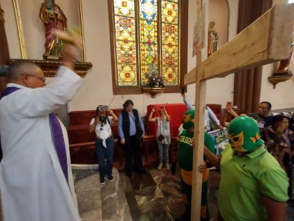 El Ecologista Universal en compañía de su hijo acudió a la Catedral Metropolitana para bendecir la Cruz que cargará en su camino hacia Laguna Verde, planta que al decir de los quejosos representa un peligro para la entidad