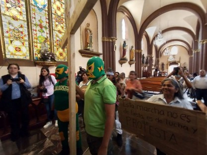 El Ecologista Universal en compañía de su hijo acudió a la Catedral Metropolitana para bendecir la Cruz que cargará en su camino hacia Laguna Verde, planta que al decir de los quejosos representa un peligro para la entidad