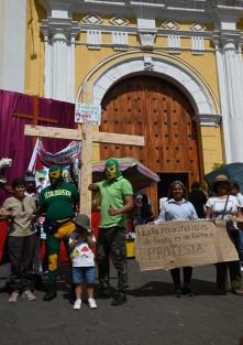 El Ecologista Universal en compañía de su hijo acudió a la Catedral Metropolitana para bendecir la Cruz que cargará en su camino hacia Laguna Verde, planta que al decir de los quejosos representa un peligro para la entidad